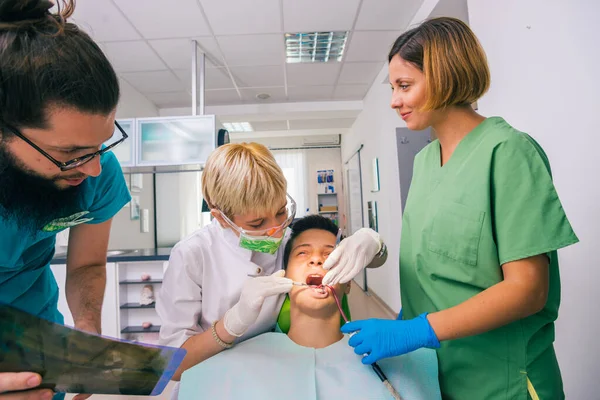 Dentista Barbudo Explicar Uma Imagem Raio Colegas Enquanto Dentes Jovem — Fotografia de Stock