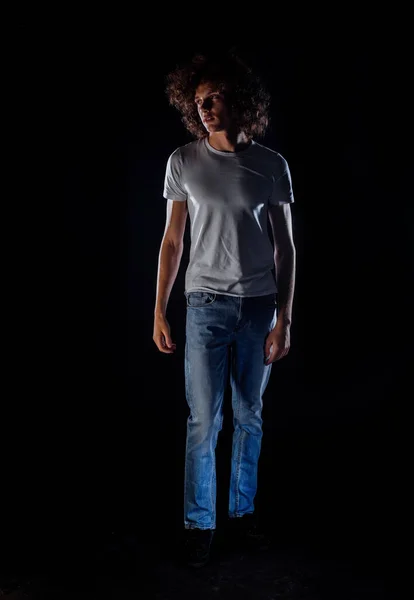 Atraente Jovem Elegante Homem Posando Preto Jeans Isolado Preto Fundo — Fotografia de Stock