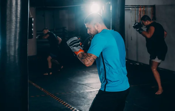 Profesionální Boxer Boje Výcviku Tělocvičně Silný Svalnatý Muž Školení Boxu — Stock fotografie