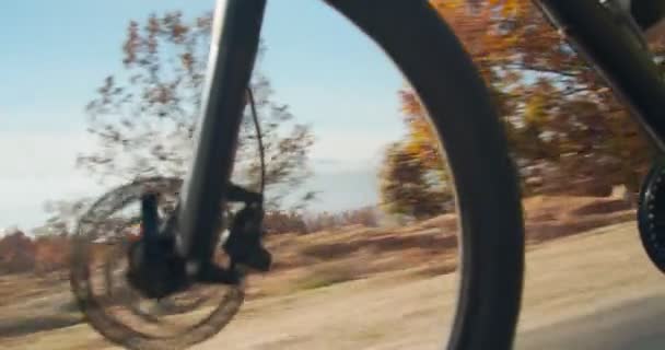 Vista Bajo Ángulo Ciclista Senior Montando Bicicleta Través Las Montañas — Vídeos de Stock