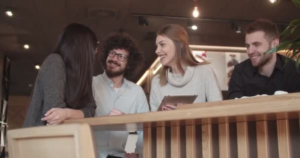 Vrienden Die Praten Een Koffiehuis — Stockvideo