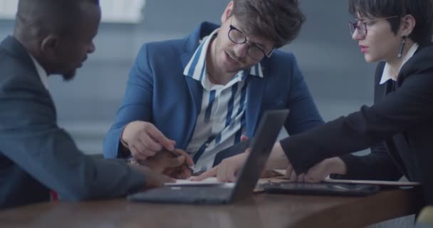 Equipe Negócios Trabalhando Escritório Laptop — Vídeo de Stock