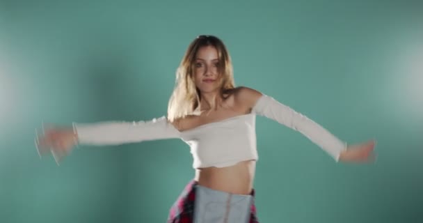 Maviler Içinde Dans Eden Moda Kız — Stok video