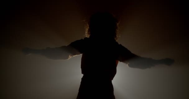 Дівчина Силует Студії Туманом Легкими Променями Танцює — стокове відео