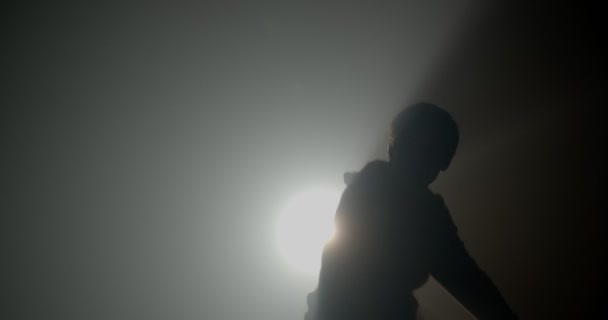 Silhouette Ragazzo Studio Con Nebbia Raggi Luce Che Balla — Video Stock