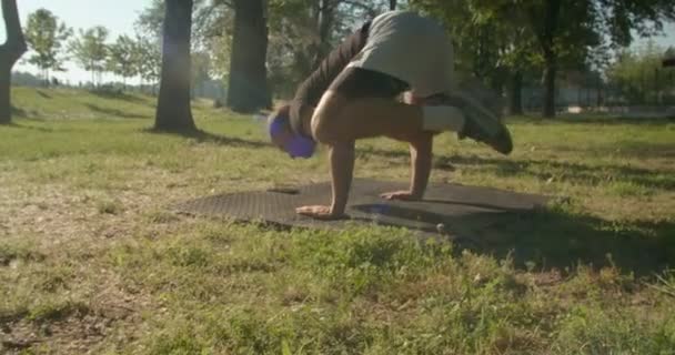 Jeune Homme Essayant Équilibre Debout Sur Ses Mains Tombant — Video