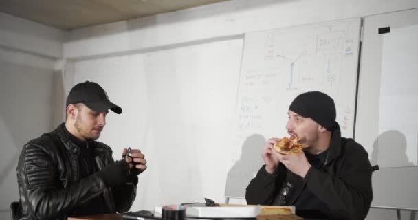 계획하면서 피자를 범죄자들 — 비디오