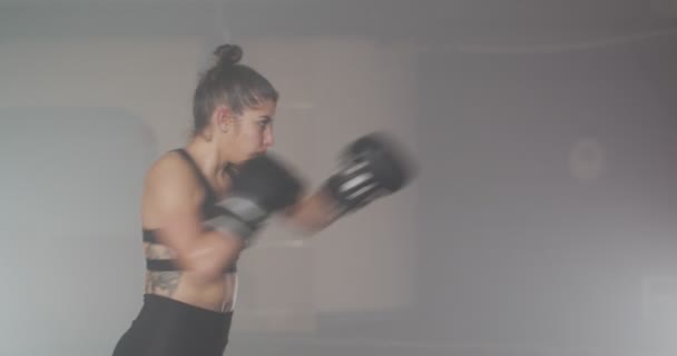 Nahaufnahme Eines Mädchens Beim Boxen Fitnessstudio — Stockvideo