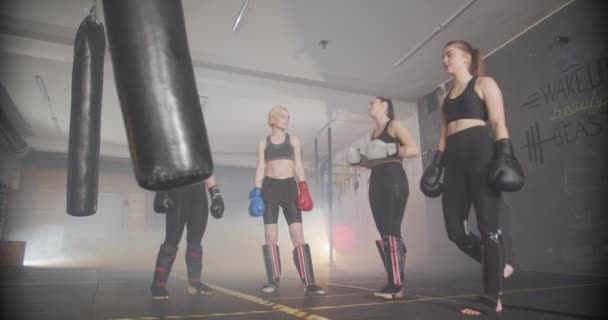 Quatre Fille Préparant Pour Boxe Dans Salle Gym — Video