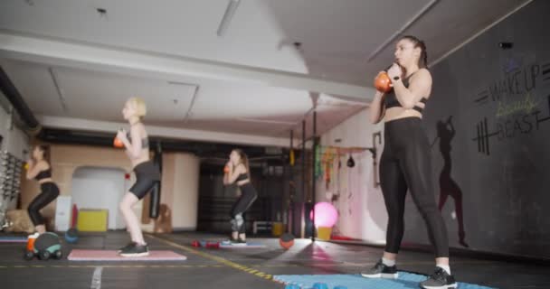 Spor Salonunda Halter Egzersizi Yapan Dört Genç Kız — Stok video