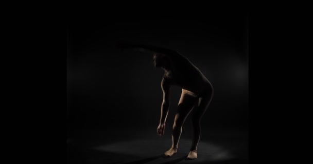Mężczyzna Tancerz Jest Ruchu Skoków Nienormalnie Zwolnionym Tempie — Wideo stockowe