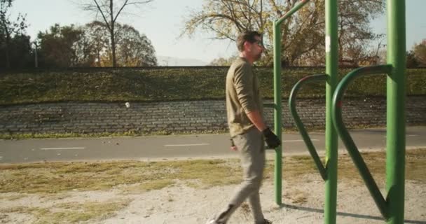 Mann Dehnt Sich Während Seiner Trainingspause — Stockvideo