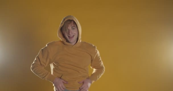 男性ダンサー 遅い動きでスタジオで黄色に隔離されたパフォーマンス — ストック動画