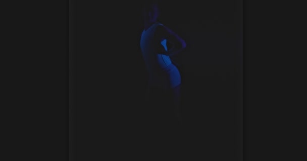 Erkek Dansçı Neon Işıklar Altında Dans Ediyor — Stok video