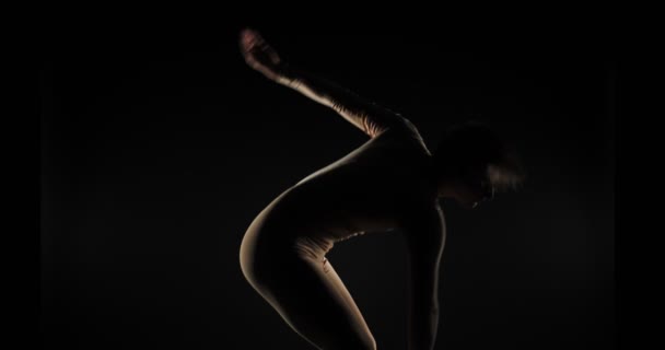 Maschio Ballerino Girando Ballando Anormalmente Studio — Video Stock