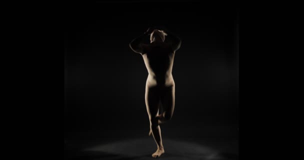 Maschio Ballerino Muove Come Serpente Costume Nudo — Video Stock