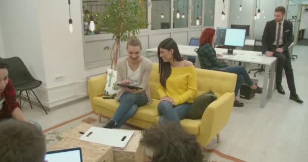 Unga Kollegor Diskuterar Över Ett Projekt Kontoret — Stockvideo