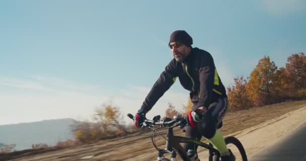 Biciclista Equitação Através Estrada Campo — Vídeo de Stock