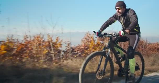 Ανώτερος Άνδρας Ιππεύει Στην Εξοχή Ποδήλατό Του — Αρχείο Βίντεο