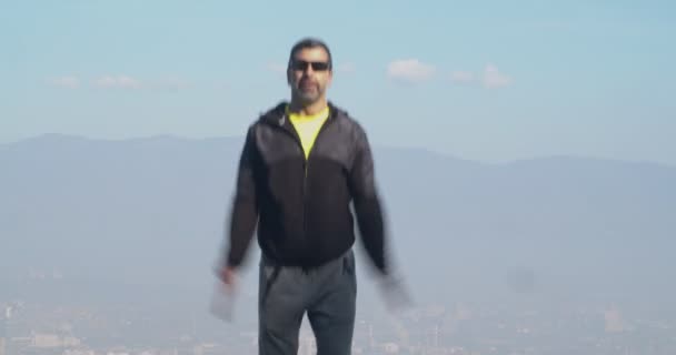Homme Adulte Échauffement Avec Des Jets Sautant Exercice — Video