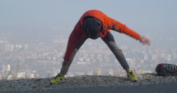 Oudere Man Warmt Zich Voor Zijn Training — Stockvideo