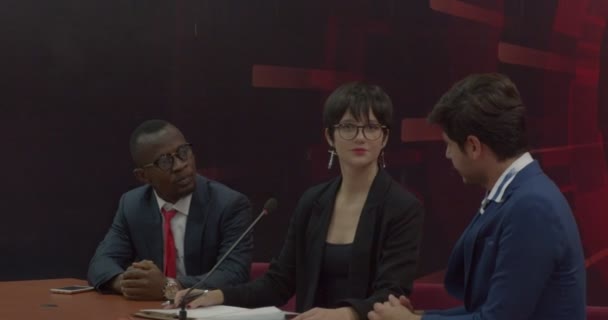 Trzy Osoby Spotykające Się Sali Konferencyjnej — Wideo stockowe