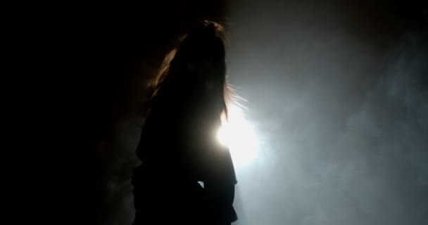 暗いです官能的なダンスのシルエット女の子でスタジオで煙 — ストック動画