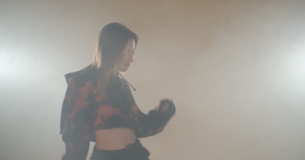 Gyönyörű Lány Táncol Elszigetelt Sárga Fény Füst Lassított Felvételen — Stock videók