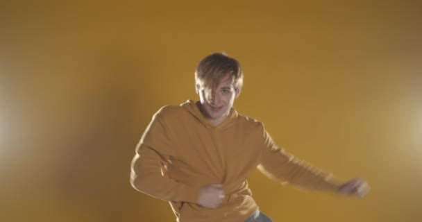 Dans Eden Genç Erkek Dansçı Stüdyoda Sarıda Tek Başına — Stok video