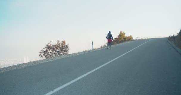 Maschio Più Vecchio Corre Sulla Montagna Rallentatore — Video Stock