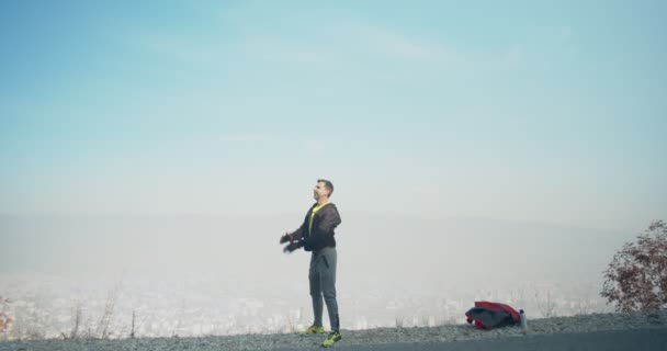 Più Vecchio Maschio Stretching Riscaldamento Sua Formazione Fuori Montagna — Video Stock