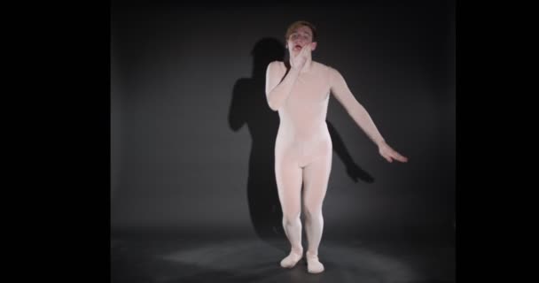 Danseur Masculin Touche Son Visage Tout Faisant Des Visages Ralenti — Video