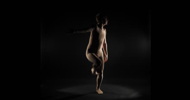 Bailarín Masculino Está Repitiendo Algunos Movimientos Baile Cámara Lenta — Vídeo de stock