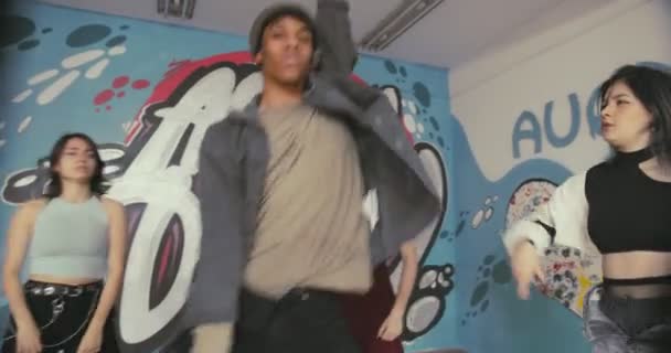 Fekete Férfi Táncos Táncol Szórakozik Miközben Csinálja Tánc Stúdióban — Stock videók