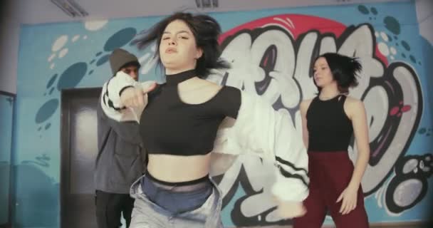Tänzerin Übt Ihre Kür Der Mitte Des Kreises Zeitlupe — Stockvideo