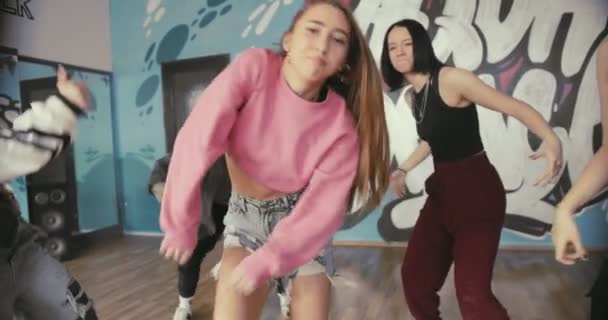 Kvinnlig Dansare Gör Sin Freestyle Dans Session Medan Göra Ett — Stockvideo
