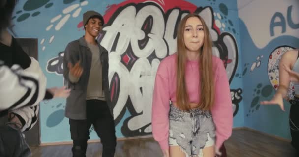 Meisje Danseres Maakt Zich Klaar Voor Haar Danspraktijk Het Midden — Stockvideo