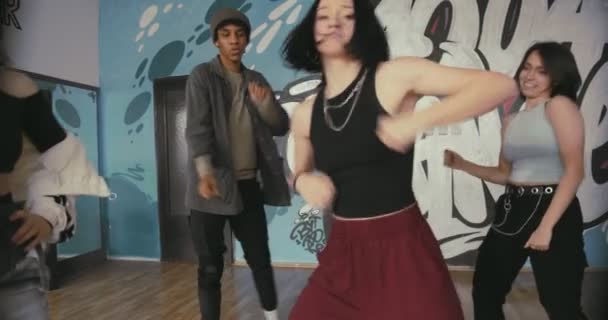 Chica Está Bailando Girando Estudio Baile Mientras Equipo Está Mirando — Vídeos de Stock