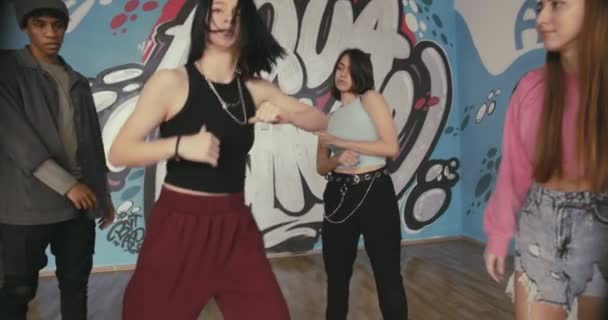 Dansçı Kadın Dans Çemberinin Ortasında Ağır Çekimde Hip Hop Dansı — Stok video