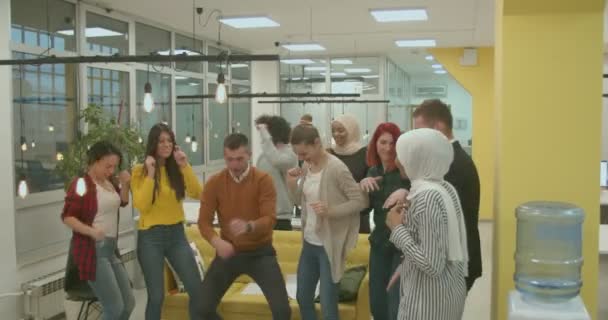 동역자들이 춤추고 사무실에서 성공을 축하하고 있습니다 — 비디오