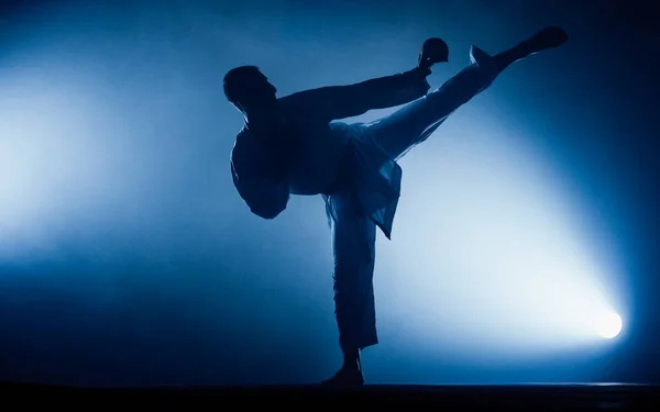 Karate Férfi Pózol Sötét Háttér Visel Fehér Kimono — Stock Fotó