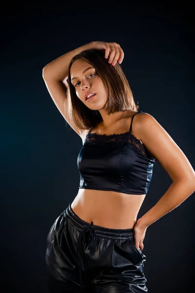 Retrato Mulher Jovem Com Cabelo Curto Vestindo Top Tanque Jeans — Fotografia de Stock