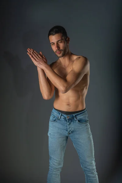 Estúdio Retrato Homem Sexy Sem Camisa Com Abdominais Jeans Azul — Fotografia de Stock