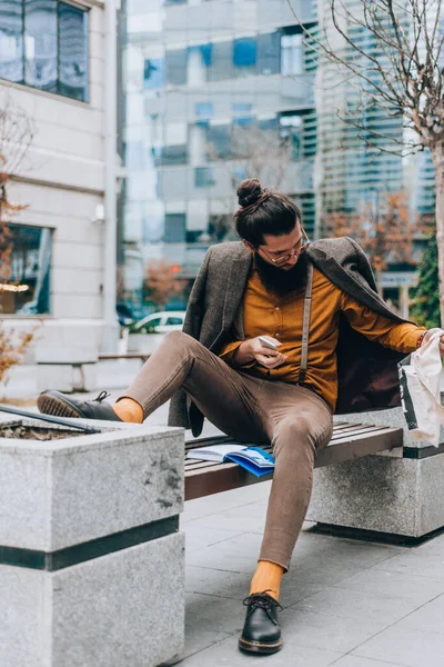 Moderno Hipster Leyendo Libro Plaza Ciudad Durante Día — Foto de Stock