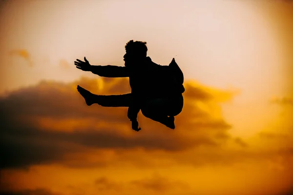 Silhueta Elegante Bonito Jovem Dançarino Profissional Homem Dançando Enquanto Salto — Fotografia de Stock