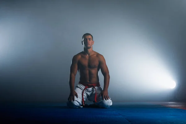 Retrato Caucasiano Profissional Taekwondo Vermelho Grau Cinto Dan Preparando Para — Fotografia de Stock