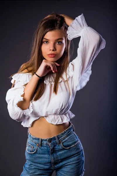 Portrait Une Jolie Fille Mode Débardeur Blanc Jeans Posant Contre — Photo