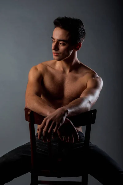 Модный Современный Молодой Человек Сидящий Чире Современной Студии Изолированный Серый — стоковое фото