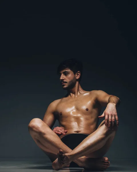 Imagen Estudio Completamente Aislada Joven Desnudo Con Ropa Interior — Foto de Stock