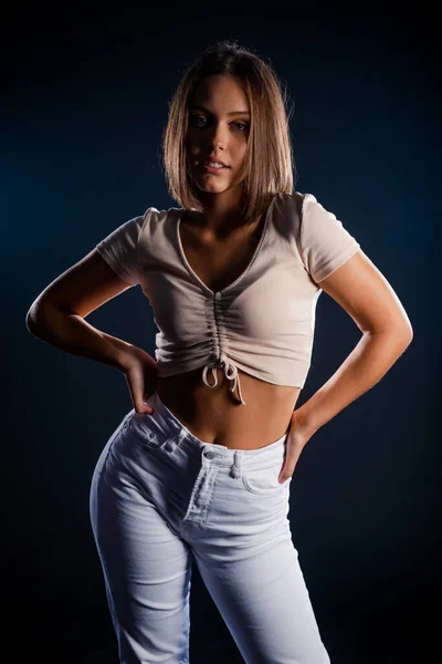 Πορτρέτο Μιας Όμορφης Νεαρής Γυναίκας Αισθησιασμού Μπεζ Μπλούζα Και Λευκό — Φωτογραφία Αρχείου